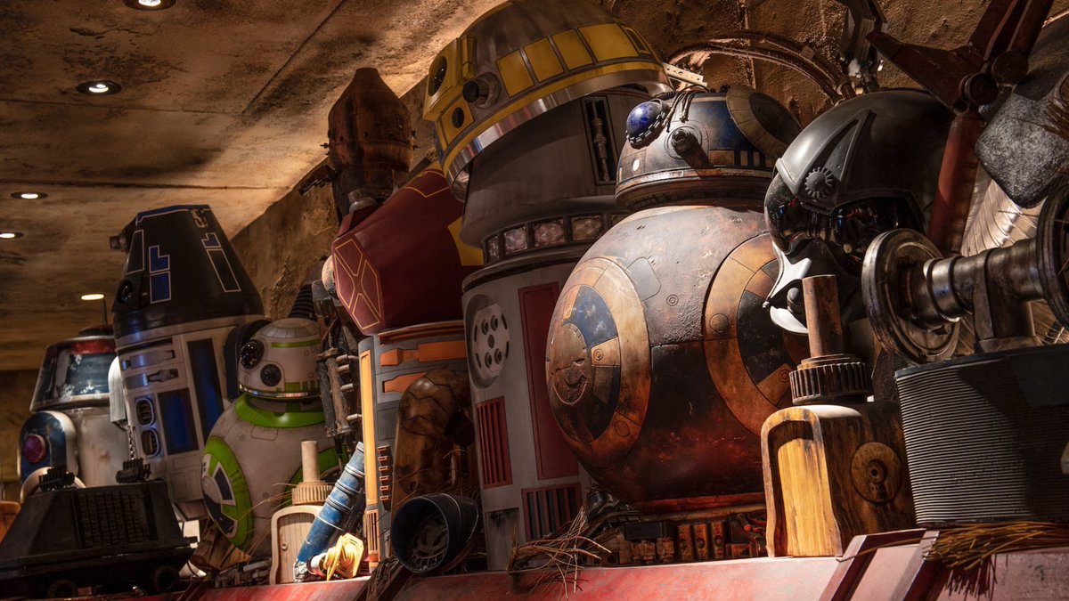 DWFJP's tweet photo. 『スター・ウォーズ：ギャラクシーズ・エッジ』のドロイド・デポに新たな仲間が登場！

✨8月13日からインタラクティブ仕様のイウォークが発売！
🎒ギアセットでカスタマイズも可能！
さらにオリジナルドロイド制作体験も改めて紹介されています。
https://t.co/0DhJgyIvkT https://t.co/PYeOCi8gHP