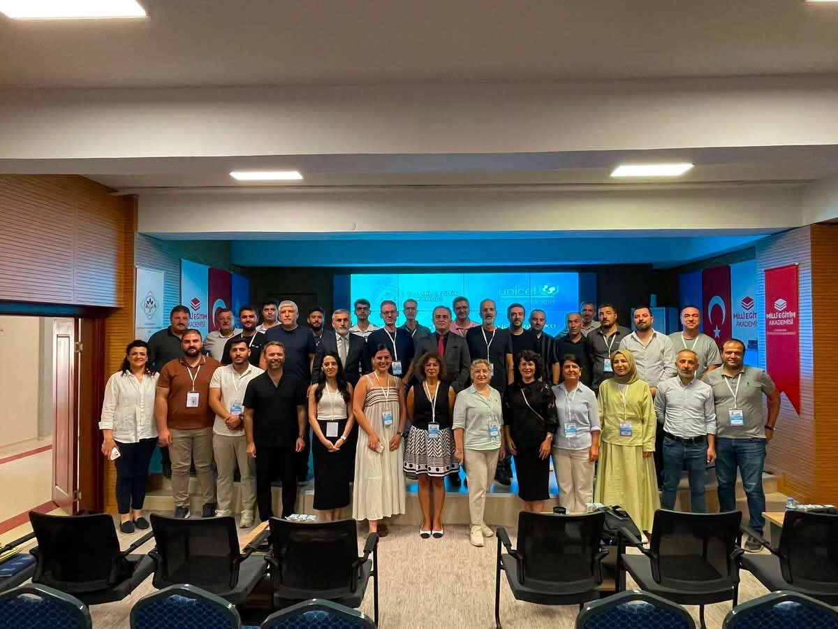 cumunivkurumsal's tweet photo. Sivas Cumhuriyet Üniversitesi'nden MEB ve UNICEF Ortak Projesine Bilimsel Katkı

Sivas Cumhuriyet Üniversitesi Eğitim Fakültesi Öğretim Üyesi Doç. Dr. Hamdi Karakaş, Millî Eğitim Bakanlığı ile UNICEF iş birliğinde yürütülen “Birleştirilmiş Sınıflarda Kapsayıcı ve Nitelikli Öğretim İçin Öğretmen Gelişimi Projesi”nde araştırmacı olarak yer alacak.

Millî Eğitim Akademisi Başkanlığı bünyesinde yürütülen proje; birleştirilmiş sınıflarda görev yapan öğretmenlerin farklı yaş, sınıf düzeyi, öğrenme düzeyi ve yeteneklere sahip öğrencilerle yürüttükleri öğretim süreçlerini daha etkili, kapsayıcı ve nitelikli şekilde planlayabilmelerine yönelik mesleki bilgi ve yeterliklerinin geliştirilmesini amaçlıyor.

Proje kapsamında birleştirilmiş sınıflara yönelik etkinlik ve video içerikleri hazırlanacak, eğitici kılavuzu ile etkinlik kitapları oluşturulacak. Ayrıca birleştirilmiş sınıflarda görev yapan öğretmenlere yönelik eğitimler düzenlenecek.

Doç. Dr. Hamdi Karakaş’ın farklı üniversitelerden araştırmacılarla birlikte katkı sunacağı proje ile öğretmenlerin mesleki gelişiminin desteklenmesi, birleştirilmiş sınıflarda yürütülen eğitim süreçlerinin niteliğinin artırılması ve kapsayıcı eğitim anlayışının daha da güçlendirilmesi hedefleniyor.

Sivas Cumhuriyet Üniversitesi, akademisyenlerinin ulusal ve uluslararası paydaşlarla yürüttüğü bilimsel çalışmalarla eğitim alanına katkı sunmaya ve toplumsal fayda odaklı projelerde aktif rol almaya devam ediyor.

#sivascumhuriyetüniversitesi 
#eğitimfakültesi 
#meb 
#unicef 
#kapsayıcıeğitim
