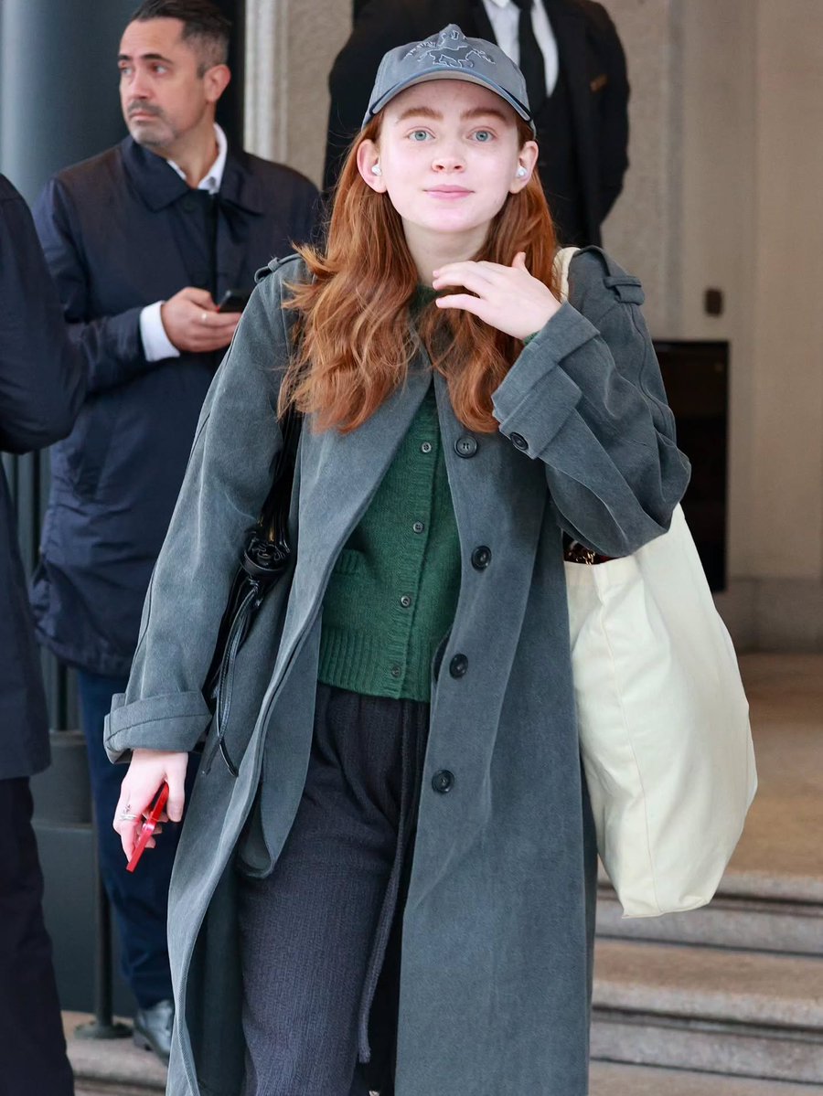 HollywoodCave's tweet photo. Sadie Sink CUTEST face card 😍 https://t.co/mFpJ68zeQt