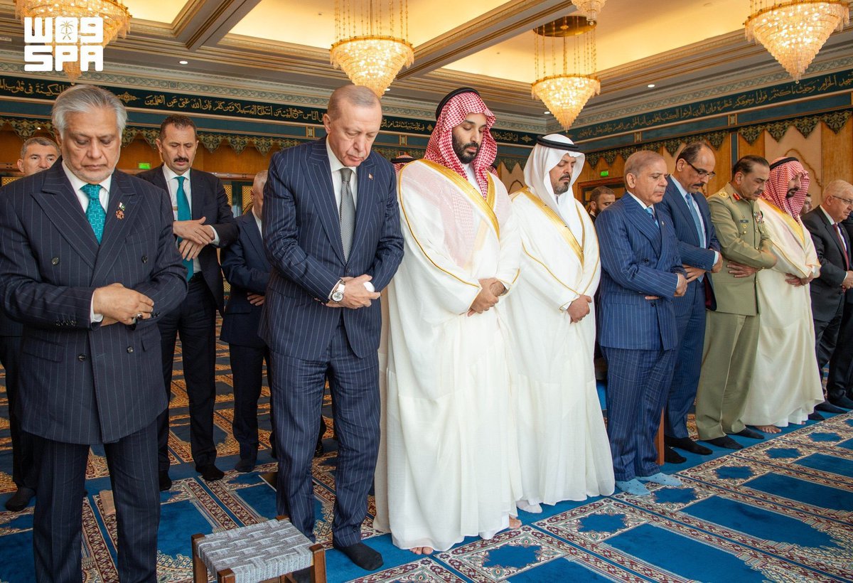 ForumStrategic's tweet photo. Friday prayers at the Masjid al-Haram in Makkah, after the signing of Mecca trilateral Defense Agreement 🇹🇷 🇸🇦 🇵🇰 https://t.co/rBFwAXqFqJ
