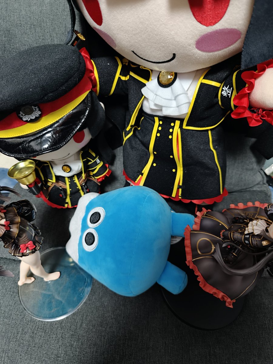 Night0728's tweet photo. 〜茶番〜
なぁ…知ってるか？今日は7日らしいぜ？
日頃ハチロクハチロクと狂ったように言ってるワシが！いや…オレがァ！
なーんもしてないとは何事だー！
〈ゴッ！…〉
うぅ…我が家のハチロクオールスターに処された…
ハチロク(車の方)早く帰ってきておくれー！
〜おわり〜
#まいてつ #ハチロク https://t.co/eafAbDFHoU