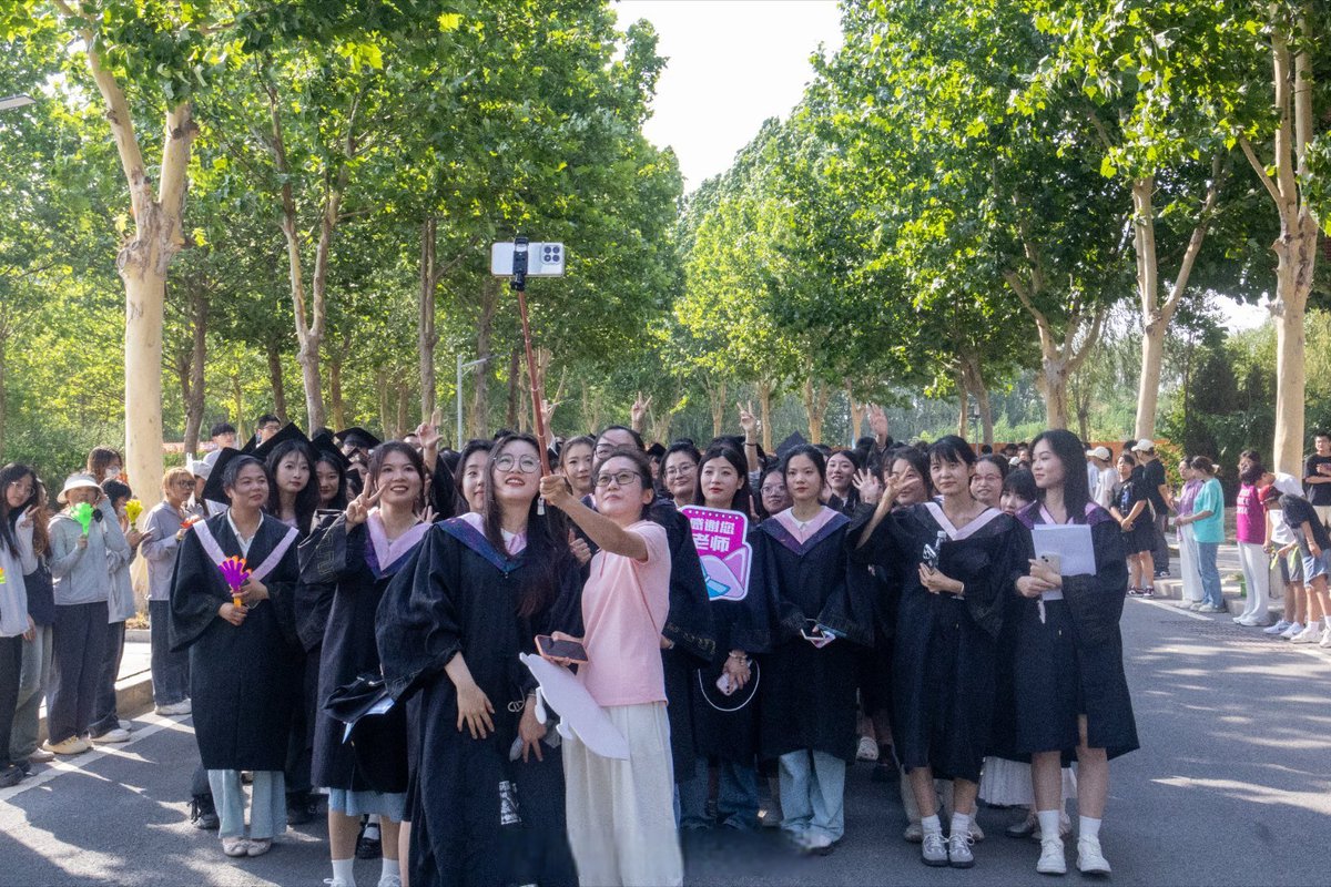 zadifeweryss's tweet photo. Grad season hits different—capturing every laugh, tear, and last campus sprint with the ones who had my back. Off to new chapters, but these memories Forever in my pocket. https://t.co/gq9l2hFTc9