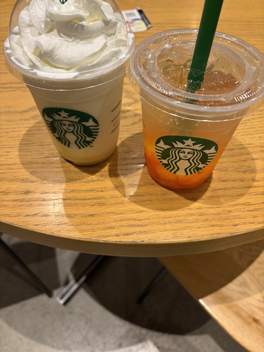 SERE72__paint's tweet photo. 今日は仕事フルタイム＋1時間残業して頑張ってきたからご褒美でスタバ2つ(普通の人からしたら仕事するのは当たり前なんだよね)

今日はパイナップルヨーグルトとマンゴーオレンジシトラス🍍🥭🍊
パイナップルヨーグルトは群馬限定 https://t.co/0n14jvsuGx