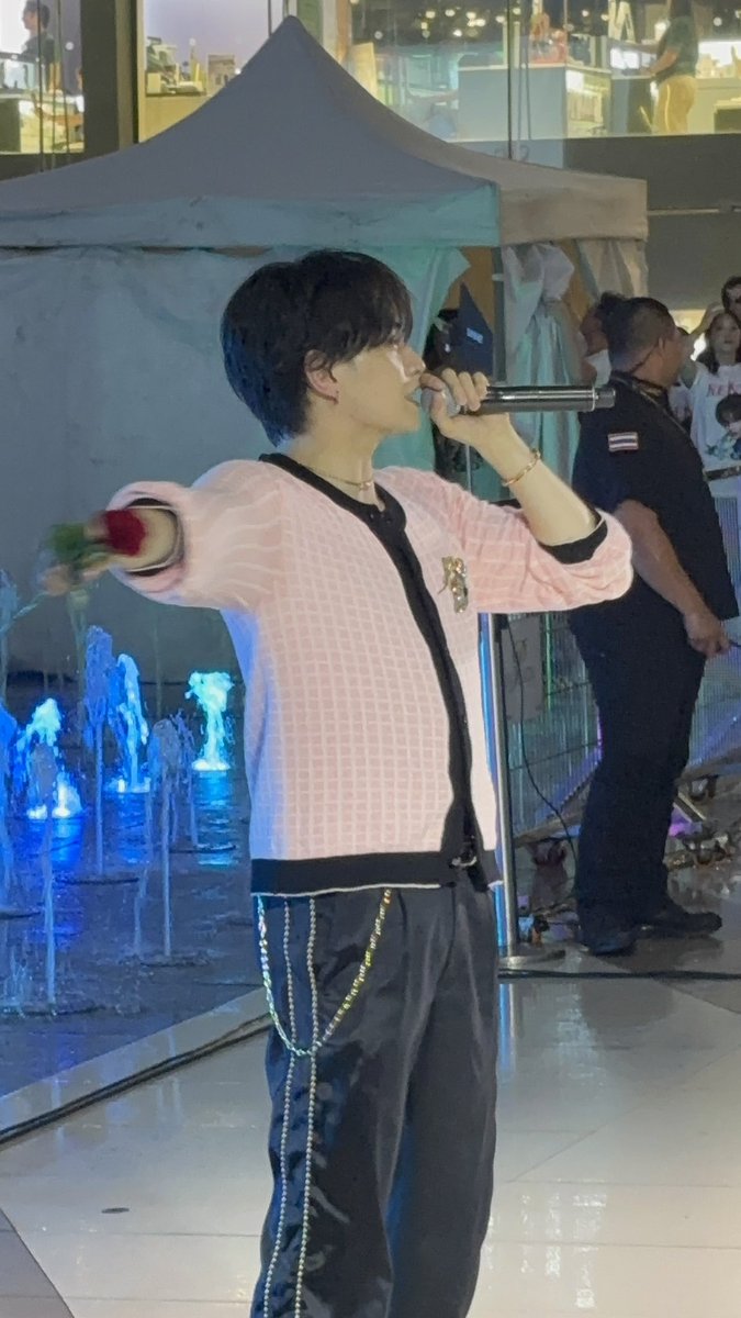 yada0420's tweet photo. ผมได้ดอกกุหลาบมาด้วย 🌹
แล้วคือนั่งดูไลฟ์เมื่อเช้าตอนไปซื้อด้วย
ขอบคุณนะเคนตี้ ~

ไม่กล้าตอบเลยว่าจะไปคอน
เพราะไม่ได้ไปจริงๆ 
เพราะซื้อตั๋วเครื่องบินไปแล้วนะสิ 🥹 https://t.co/xENxsbJD0D