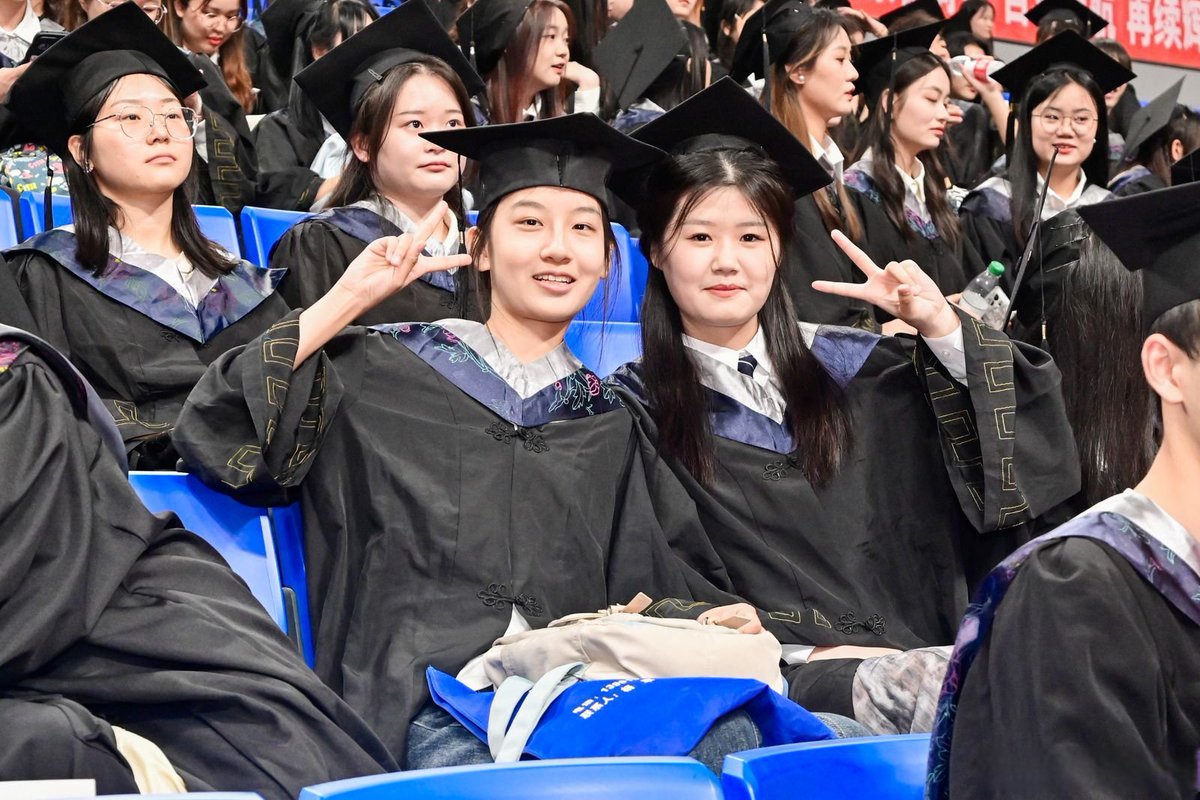 Jennie436000's tweet photo. Today we flipped the tassels, packed our bags, and held onto the best memories of our college days. Graduation isn’t an end—it’s a new start. https://t.co/aH9VIJj4Qp