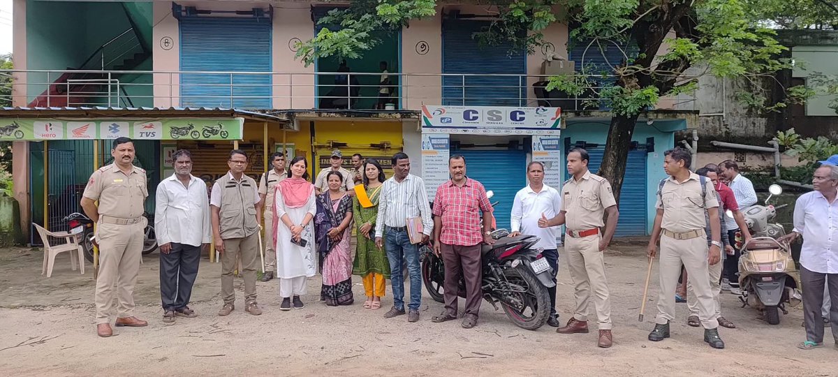 BDO_Balianta's tweet photo. Eviction of the market complex at Umadeibramhapur GP under Balianta Block was carried out in the presence of the Magistrate, BDO, Balianta, and police force, as per due procedure. @PRDeptOdisha @DMKhordha @SDM_Bhubaneswar @CMO_Odisha https://t.co/FNYsIsGrmg