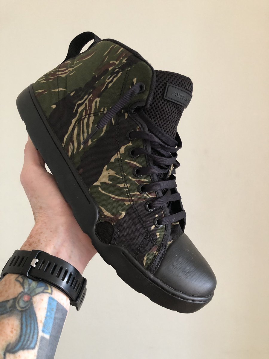 Sean_Sako's tweet photo. To tiger-stripe or not to tiger-stripe, that is the question.

#AltamaBoots #TigerStripe @Altamaboots https://t.co/DF8Fvda8lO