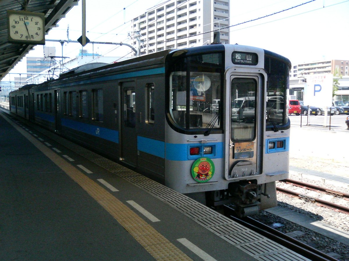 nattyfourty's tweet photo. 高松駅　20年前 https://t.co/SJMedOgJnt