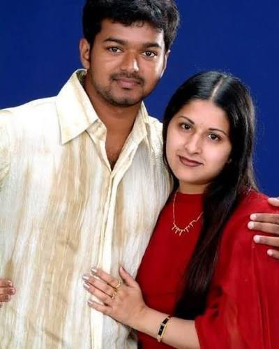 SooriyanFMlk's tweet photo. தமிழ்நாட்டு முதலமைச்சர் விஜய் மற்றும் அவரது மனைவி சங்கீதா தொடர்பான விவாகரத்து வழக்கை  மீளப் பெற அனுமதித்து, வழக்கை முடித்து நீதிபதி உத்தரவிட்டுள்ளார்.
#SOORIYANFM https://t.co/owBIsxQSMO