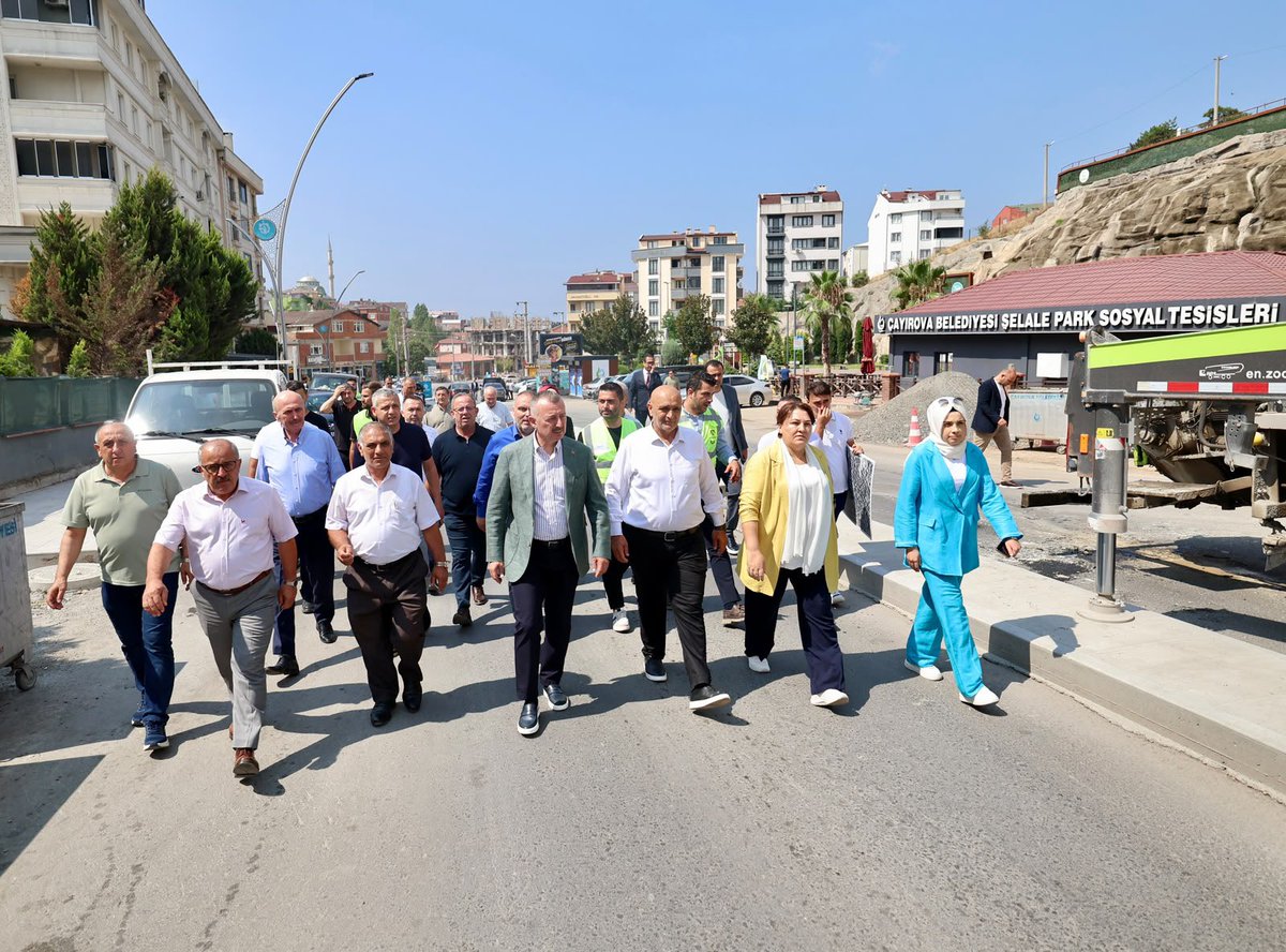 kocaelibld's tweet photo. Büyükşehir Belediye Başkanımız Sayın Tahir Büyükakın, Çayırova Uğur Mumcu Caddesi’nde devam eden çalışmaları yerinde inceledi. 1.100 metrelik caddeyi 2 gidiş, 2 geliş olmak üzere dört şeritli hâle getiriyoruz. İlk asfalt tabakasını tamamladık, kaldırımları yeniliyor; elektrik hatlarını yer altına alarak beton direkleri kaldırıyoruz.