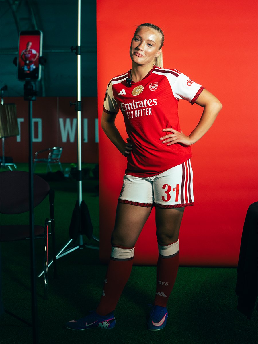 ArsenalWFC's tweet photo. Wearing The Arsenal colours with pride ❤️

Shot in collaboration with Kya Banasko 📸 https://t.co/EluttgopCM