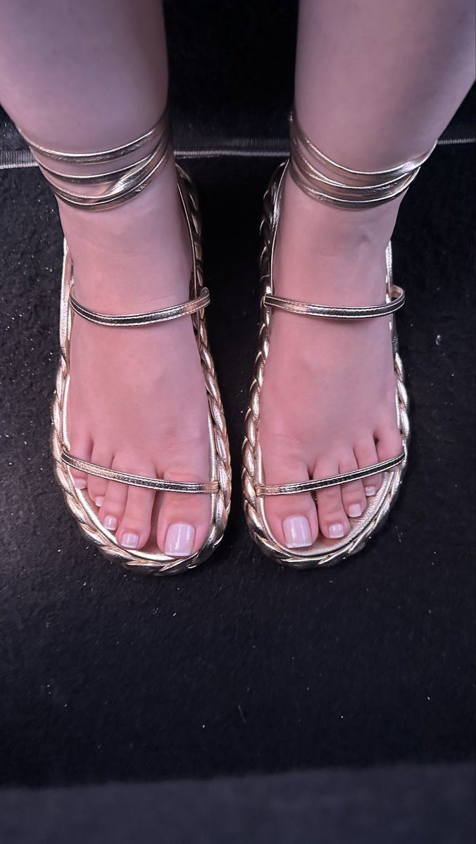 Linpedel's tweet photo. Amo sandálias abertas, meus pezinhos respiram livremente, além de preservarem as francesinhas, mas confesso que essa rasteirinha é pesada e acaba marcando meus tornozelos 🤭💕

I love open sandals, but I confess that this flat is very heavy and ends up marking my ankles 🤭💕 https://t.co/7qQ97QpCkz