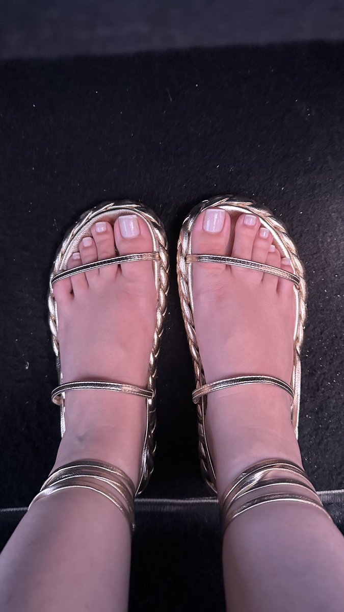 Linpedel's tweet photo. Amo sandálias abertas, meus pezinhos respiram livremente, além de preservarem as francesinhas, mas confesso que essa rasteirinha é pesada e acaba marcando meus tornozelos 🤭💕

I love open sandals, but I confess that this flat is very heavy and ends up marking my ankles 🤭💕 https://t.co/7qQ97QpCkz