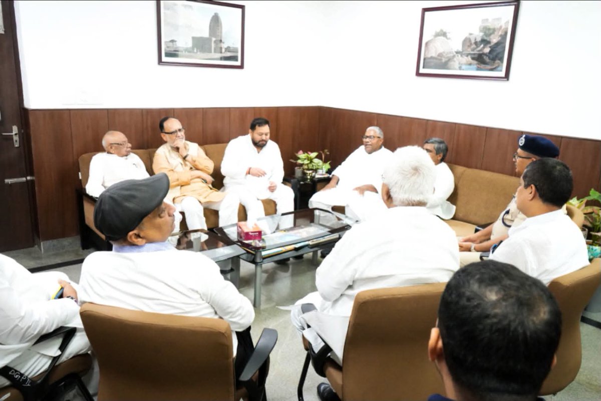KashishBihar's tweet photo. RJD प्रतिनिधिमंडल ने DGP से की मुलाकात

छात्र आंदोलन में पुलिस फायरिंग का मुद्दा उठाया

RJD ने DGP को ज्ञापन सौंपा

फायरिंग के आदेश पर उठाए सवाल

AK-47 से गोली चलाने का आरोप

जिम्मेदार लोगों की पहचान की मांग

पूरे मामले की निष्पक्ष जांच की मांग

सरकार से जवाब देने की मांग

छात्र आंदोलन पर कार्रवाई को लेकर सवाल

तेजस्वी यादव ने मामले में जवाबदेही मांगी
#Bihar