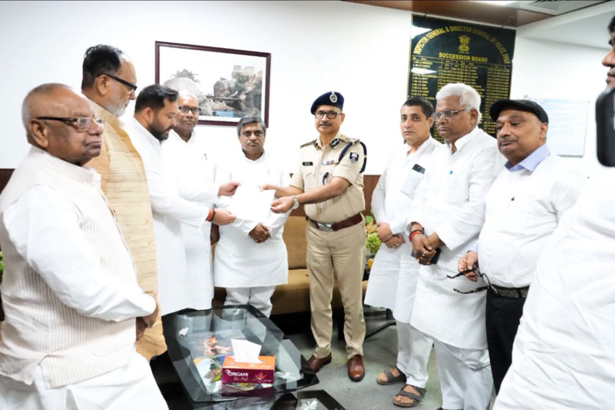KashishBihar's tweet photo. RJD प्रतिनिधिमंडल ने DGP से की मुलाकात

छात्र आंदोलन में पुलिस फायरिंग का मुद्दा उठाया

RJD ने DGP को ज्ञापन सौंपा

फायरिंग के आदेश पर उठाए सवाल

AK-47 से गोली चलाने का आरोप

जिम्मेदार लोगों की पहचान की मांग

पूरे मामले की निष्पक्ष जांच की मांग

सरकार से जवाब देने की मांग

छात्र आंदोलन पर कार्रवाई को लेकर सवाल

तेजस्वी यादव ने मामले में जवाबदेही मांगी
#Bihar