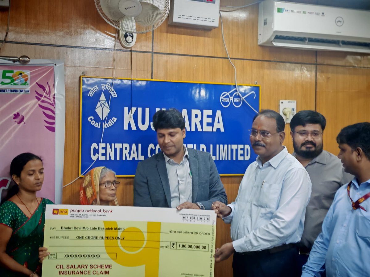 CCLRanchi's tweet photo. Under the 𝐀𝐜𝐜𝐢𝐝𝐞𝐧𝐭𝐚𝐥 𝐃𝐞𝐚𝐭𝐡 𝐁𝐞𝐧𝐞𝐟𝐢𝐭 𝐨𝐟 𝐏𝐮𝐧𝐣𝐚𝐛 𝐍𝐚𝐭��𝐨𝐧𝐚𝐥 𝐁𝐚𝐧𝐤’𝐬 𝐂𝐨𝐫𝐩𝐨𝐫𝐚𝐭𝐞 𝐒𝐚𝐥𝐚𝐫𝐲 𝐏𝐚𝐜𝐤𝐚𝐠𝐞 (𝐂𝐒𝐏), 𝐚 𝐜𝐡𝐞𝐪𝐮𝐞 𝐨𝐟 ₹𝟏.𝟎𝟎 𝐜𝐫𝐨𝐫𝐞 was handed over to Smt. Bhokri Devi, mother of Late Basudev Mahto (Ex-Assistant, Grade-D, Karma Project, Kuju Area) who unfortunately passed away on 21.09.2025 in the presence of senior officials of CCL & PNB.

This marks the 7th accidental death claim settlement under the CSP Scheme in CCL, reaffirming the commitment of CCL and PNB towards the financial security and welfare of employees and their families.

The ceremony was attended by the General Manager, Kuju Area; HOD (P&IR), CCL HQ; Chief Manager (HR), CCL HQ; Project Officer, Karma Project, Kuju Area; along with the Circle Head, PNB Hazaribagh Circle; Marketing Head, PNB Hazaribagh Circle; Branch Manager, PNB Kuju Branch; Branch Manager, PNB; and Circle Head, PNB MetLife, besides other officials of CCL and PNB.

#CCL #EmployeeWelfare #CorporateSalaryPackage #PNB #FinancialSecurity #CommittedToCare 

@kishanreddybjp @satishdubeyy @CoalMinistry @CoalIndiaHQ