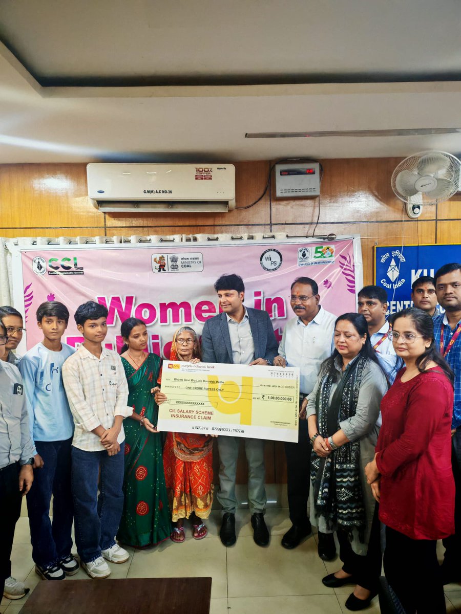 CCLRanchi's tweet photo. Under the 𝐀𝐜𝐜𝐢𝐝𝐞𝐧𝐭𝐚𝐥 𝐃𝐞𝐚𝐭𝐡 𝐁𝐞𝐧𝐞𝐟𝐢𝐭 𝐨𝐟 𝐏𝐮𝐧𝐣𝐚𝐛 𝐍𝐚𝐭��𝐨𝐧𝐚𝐥 𝐁𝐚𝐧𝐤’𝐬 𝐂𝐨𝐫𝐩𝐨𝐫𝐚𝐭𝐞 𝐒𝐚𝐥𝐚𝐫𝐲 𝐏𝐚𝐜𝐤𝐚𝐠𝐞 (𝐂𝐒𝐏), 𝐚 𝐜𝐡𝐞𝐪𝐮𝐞 𝐨𝐟 ₹𝟏.𝟎𝟎 𝐜𝐫𝐨𝐫𝐞 was handed over to Smt. Bhokri Devi, mother of Late Basudev Mahto (Ex-Assistant, Grade-D, Karma Project, Kuju Area) who unfortunately passed away on 21.09.2025 in the presence of senior officials of CCL & PNB.

This marks the 7th accidental death claim settlement under the CSP Scheme in CCL, reaffirming the commitment of CCL and PNB towards the financial security and welfare of employees and their families.

The ceremony was attended by the General Manager, Kuju Area; HOD (P&IR), CCL HQ; Chief Manager (HR), CCL HQ; Project Officer, Karma Project, Kuju Area; along with the Circle Head, PNB Hazaribagh Circle; Marketing Head, PNB Hazaribagh Circle; Branch Manager, PNB Kuju Branch; Branch Manager, PNB; and Circle Head, PNB MetLife, besides other officials of CCL and PNB.

#CCL #EmployeeWelfare #CorporateSalaryPackage #PNB #FinancialSecurity #CommittedToCare 

@kishanreddybjp @satishdubeyy @CoalMinistry @CoalIndiaHQ