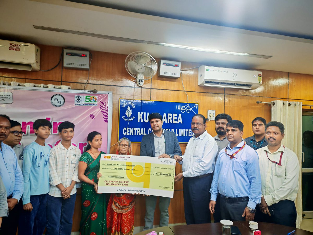 CCLRanchi's tweet photo. Under the 𝐀𝐜𝐜𝐢𝐝𝐞𝐧𝐭𝐚𝐥 𝐃𝐞𝐚𝐭𝐡 𝐁𝐞𝐧𝐞𝐟𝐢𝐭 𝐨𝐟 𝐏𝐮𝐧𝐣𝐚𝐛 𝐍𝐚𝐭��𝐨𝐧𝐚𝐥 𝐁𝐚𝐧𝐤’𝐬 𝐂𝐨𝐫𝐩𝐨𝐫𝐚𝐭𝐞 𝐒𝐚𝐥𝐚𝐫𝐲 𝐏𝐚𝐜𝐤𝐚𝐠𝐞 (𝐂𝐒𝐏), 𝐚 𝐜𝐡𝐞𝐪𝐮𝐞 𝐨𝐟 ₹𝟏.𝟎𝟎 𝐜𝐫𝐨𝐫𝐞 was handed over to Smt. Bhokri Devi, mother of Late Basudev Mahto (Ex-Assistant, Grade-D, Karma Project, Kuju Area) who unfortunately passed away on 21.09.2025 in the presence of senior officials of CCL & PNB.

This marks the 7th accidental death claim settlement under the CSP Scheme in CCL, reaffirming the commitment of CCL and PNB towards the financial security and welfare of employees and their families.

The ceremony was attended by the General Manager, Kuju Area; HOD (P&IR), CCL HQ; Chief Manager (HR), CCL HQ; Project Officer, Karma Project, Kuju Area; along with the Circle Head, PNB Hazaribagh Circle; Marketing Head, PNB Hazaribagh Circle; Branch Manager, PNB Kuju Branch; Branch Manager, PNB; and Circle Head, PNB MetLife, besides other officials of CCL and PNB.

#CCL #EmployeeWelfare #CorporateSalaryPackage #PNB #FinancialSecurity #CommittedToCare 

@kishanreddybjp @satishdubeyy @CoalMinistry @CoalIndiaHQ