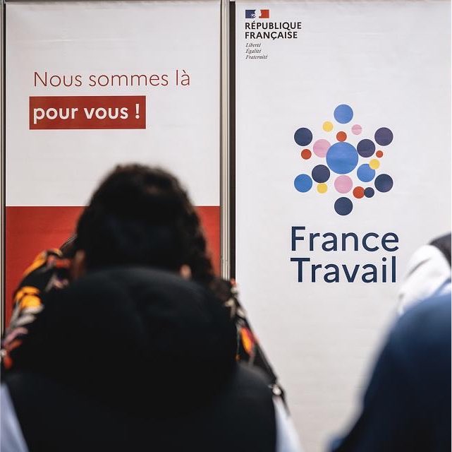 Kulturlesite_'s tweet photo. 🚨📈 LES JEUNES SONT LES PLUS TOUCHÉS 

Pour les jeunes actifs de 15 à 24 ans le chiffre monte à 21,6 % !!

Soit 4 FOIS PLUS que les 50 ans et plus 😳 https://t.co/0D862sguTC