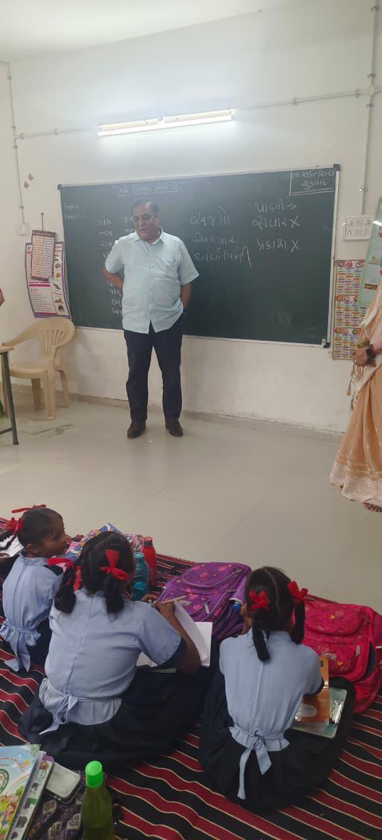 infokhedagog's tweet photo. ખેડા જિલ્લા કલેક્ટરશ્રી એન.વી. ઉપાધ્યાયે કપડવંજ તાલુકાના દાણા, વ્યાસવાસણા અને કાશીપુરા ગામોની મુલાકાત લીધી

વિકાસકાર્યો, આંગણવાડી, શિક્ષણ અને આરોગ્ય સેવાઓની સમીક્ષા કરી. કાશીપુરા ખાતે રાત્રીસભા યોજી ગ્રામજનોના પ્રશ્નોનું સ્થળ પર નિરાકરણ લાવ્યું.

#Kheda #Kapadvanj #Development https://t.co/Afu0vlcvhn