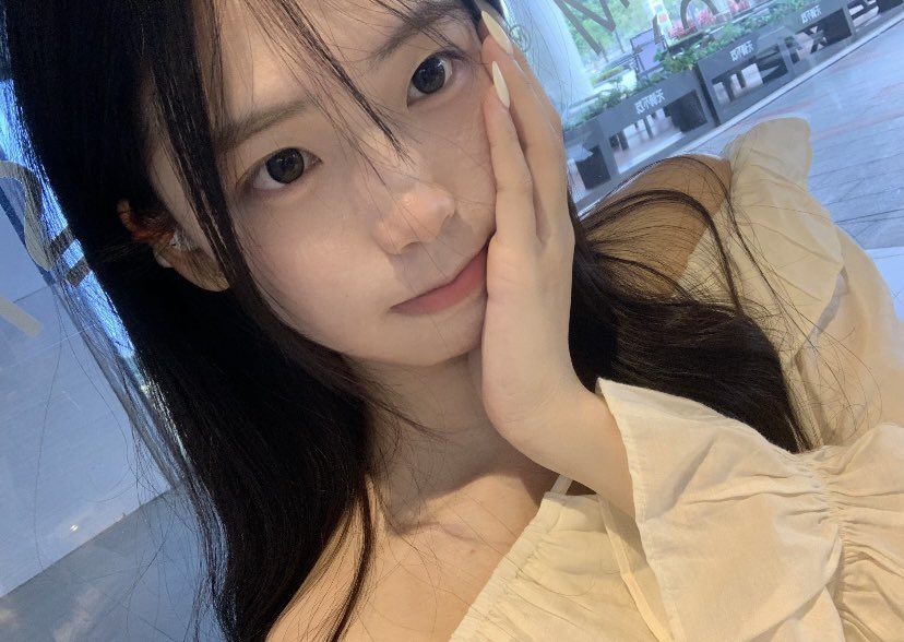 morale76997's tweet photo. 07年 女大  虽然不漂亮 但有点小可爱
会有人喜欢吗？
 #女大 https://t.co/jHeKMUkcg1