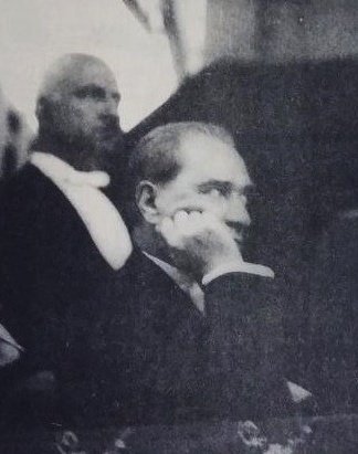 LoneeHistory's tweet photo. "Uyuyamıyorum İsmet..." https://t.co/ipmC1FymPR