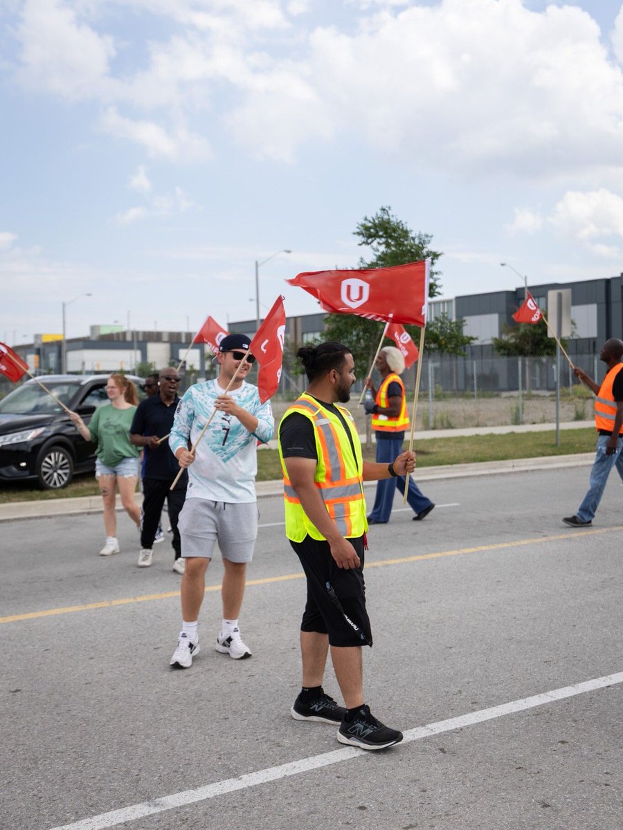 UniforTheUnion's tweet photo. Solidarity with the nearly 100 security officers locked out at Great Canadian Casino Resort Toronto, formerly Casino Woodbine.

These members, who work hard to keep things running safely, deserve a fair deal that keeps pace with the cost of living. https://t.co/bYQKoNozFD