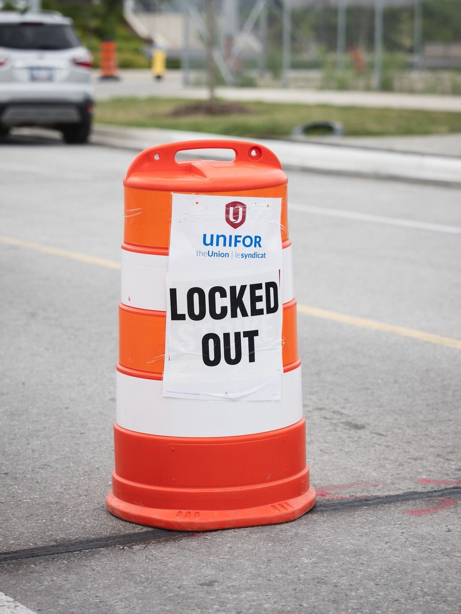 UniforTheUnion's tweet photo. Solidarity with the nearly 100 security officers locked out at Great Canadian Casino Resort Toronto, formerly Casino Woodbine.

These members, who work hard to keep things running safely, deserve a fair deal that keeps pace with the cost of living. https://t.co/bYQKoNozFD
