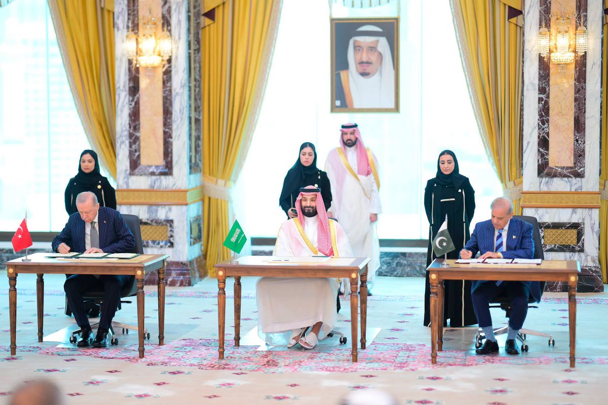 ZahidK7's tweet photo. پاکستان🇵🇰، ترکیہ🇹🇷 اور سعودی عرب🇸🇦 کے درمیان تاریخی دفاعی معاہدہ طے پا گیا، کسی ایک ملک پر حملہ تینوں ملکوں پر حملہ تصور ہوگا، تینوں ممالک کے مابین ہونے والے دفاعی معاہدے پر دستخط ہو گئے۔ ترجمان دفتر خارجہ https://t.co/C02zypcPa5