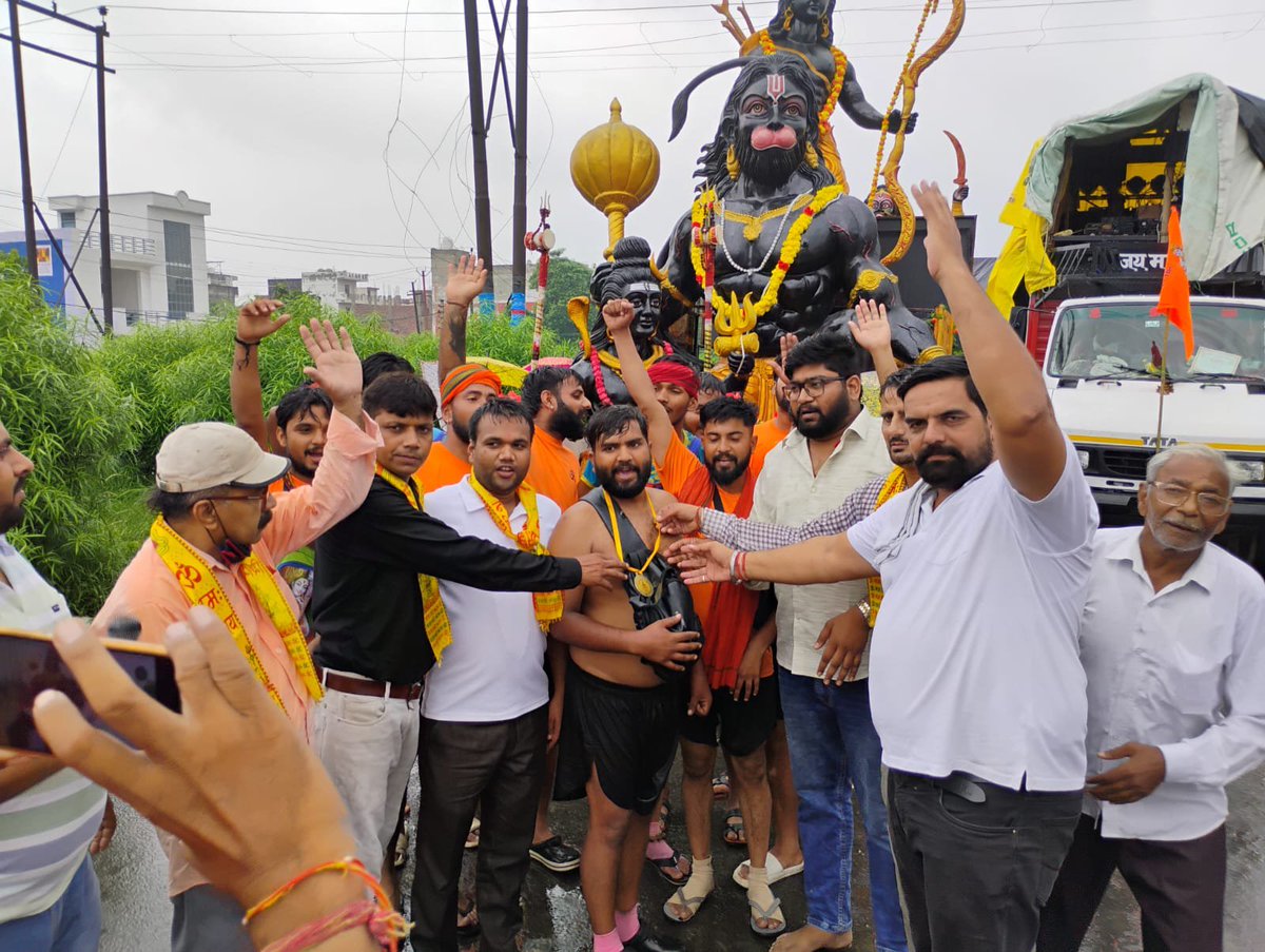 SachinK7495's tweet photo. श्री राम दूत सेवा ट्रस्ट द्वारा महानगर अध्यक्ष श्रीमान हेमंत प्रधान जी द्वारा आयोजित सेवा शिविर मे शिव भक्तों की सेवा करने का अवसर प्राप्त हुआ https://t.co/NXQZyqpXui