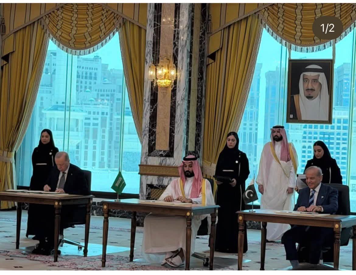 ZahidK7's tweet photo. پاکستان🇵🇰، ترکیہ🇹🇷 اور سعودی عرب🇸🇦 کے درمیان تاریخی دفاعی معاہدہ طے پا گیا، کسی ایک ملک پر حملہ تینوں ملکوں پر حملہ تصور ہوگا، تینوں ممالک کے مابین ہونے والے دفاعی معاہدے پر دستخط ہو گئے۔ ترجمان دفتر خارجہ https://t.co/C02zypcPa5