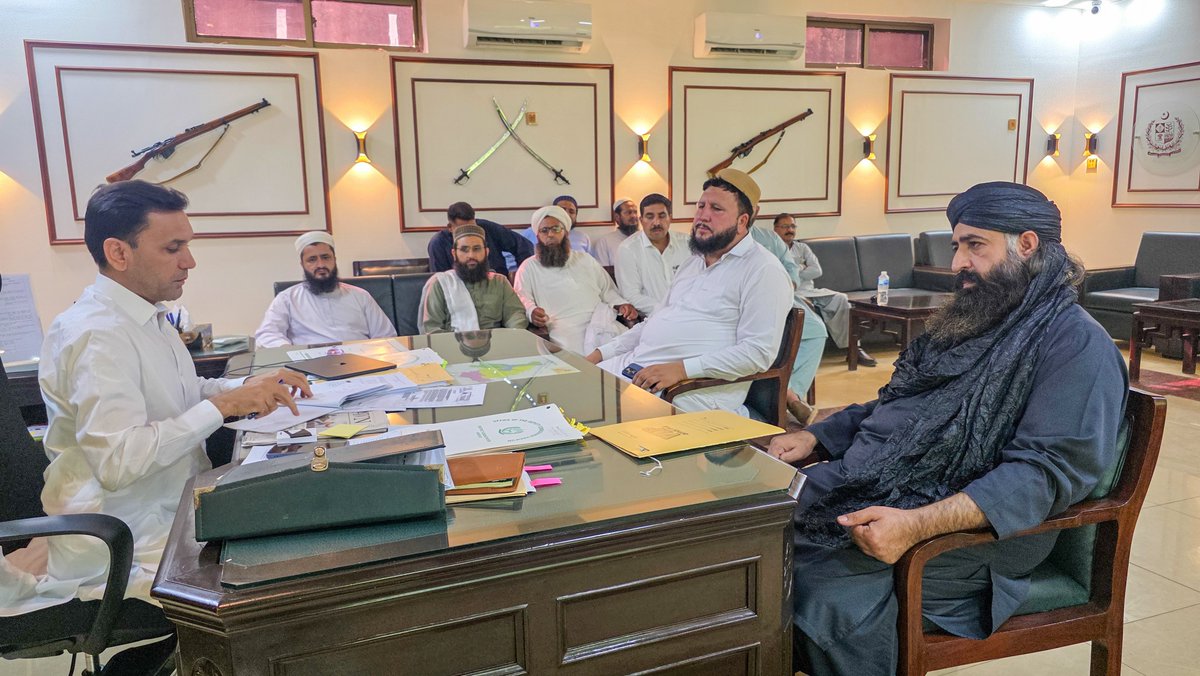 DCHaripur's tweet photo. گڈ گورننس – اوپن ڈور پالیسی

ڈپٹی کمشنر ہری پور، جناب اصلاح الدین نے اوپن ڈور پالیسی کے تحت شہریوں سے ملاقات کی، ان کے مسائل اور شکایات سنیں اور متعلقہ افسران کو فوری کارروائی کی ہدایات جاری کیں۔

ضلعی انتظامیہ عوامی مسائل کے شفاف، بروقت اور مؤثر حل کے لیے پرعزم ہے۔

#Haripur https://t.co/7YXXloGI3Q