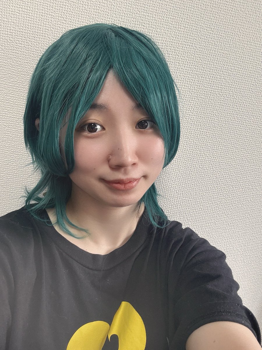 piyopanko's tweet photo. 明日8日10時より発売開始です！！
いろんなチケットの種類ございます🎫

何卒何卒、よろしくお願い致します🙇‍♀️！！！
お写真は頂いたウィッグを着けてショート新鮮～となっている私。
舞台とは何の関係もございません。

山近三貴予約フォーム
https://t.co/rOzGTdb7qC https://t.co/0B43XsQrzO