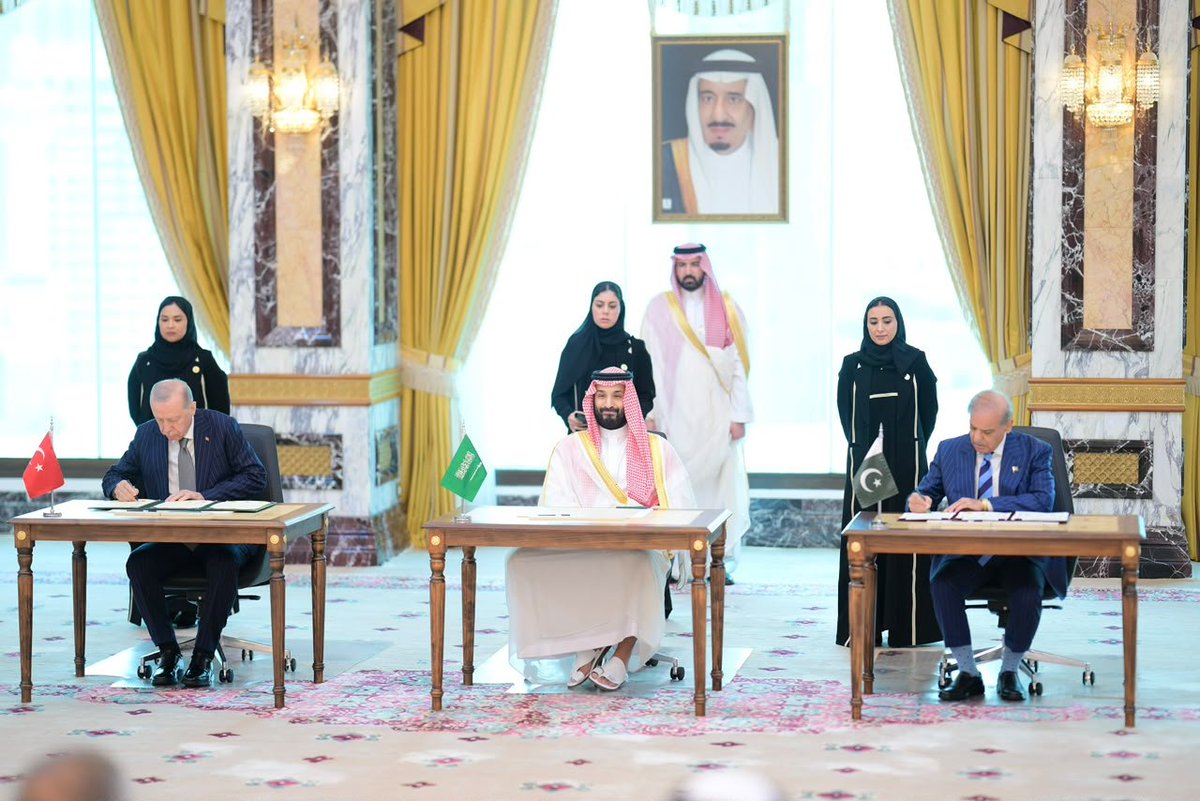 BSWarraich's tweet photo. 🇵🇰🇸🇦🇹🇷 | Prime Minister of Islamic Republic of Pakistan H.E Muhammad Shehbaz Sharif, His Royal Highness Prince Mohammed bin Salman bin Abdulaziz Al Saud, Crown Prince and Prime Minister of Saudi Arabia, H.E. Mr. Recep Tayyip Erdoğan, President of the Republic of Türkiye signed the Makkah Joint Defence Agreement. Makkah,

#MakkahDefenceAgreement
#PakistanSaudiTürkiye