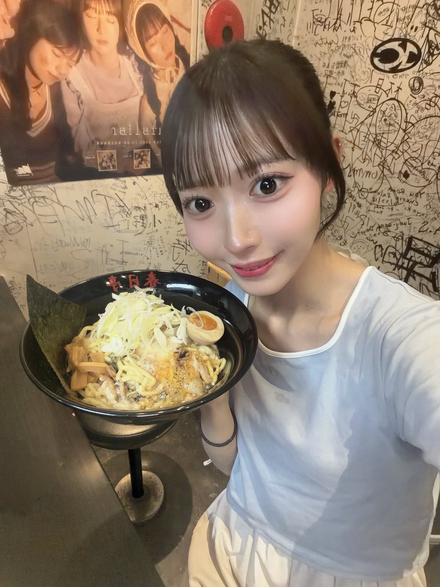 miyu_sukiiro's tweet photo. #油姫オーディション 日記📔4日目❕

今日は #春日亭 渋谷センター街店さんに行ってきました〜〜〜！
レッスン前に時間ができたので駆け込み給油してきました🍜🍜🍜
時間がなくて５分で食べたよ🍜

センター街店さんは初めて食べた店舗なので思い出深いです💞
春日亭さんに出会うきっかけになったので感謝でしかないです❕
まだまだ頑張ります❤️‍🔥❤️‍🔥❤️‍🔥

今日もWEB投票まだの方よろしくお願いします！！⬇️
https://t.co/SXY4a9oVbT

#透色ドロップ 
#透色
