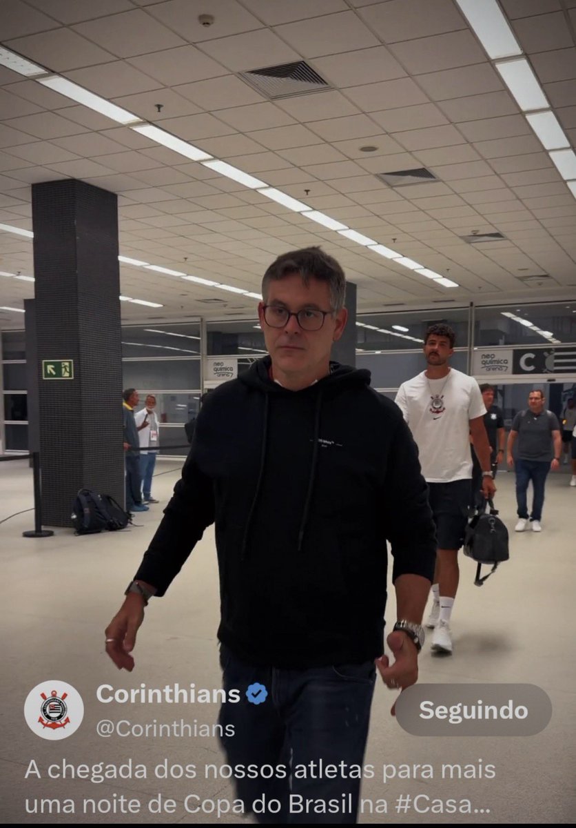 caionafiel's tweet photo. “A chegada dos nossos atletas”

Alguém sabe o nome desse atleta ai? Parece que ele deu uma Copa do Brasil pra gente.

VERGONHA!

#corinthians https://t.co/S3Ljn5MsLV