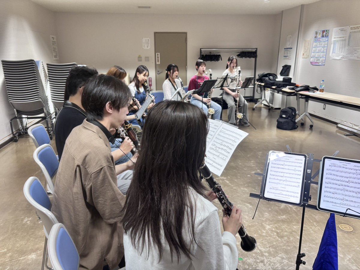 Mi_Kamerata's tweet photo. 皆さまこんばんは。
昨日はVol.15に向けて初合わせを行いました。
写真は「スペイン奇想曲」の練習の一コマで
す。本番では出演者全員で演奏する曲となりま
す。クラリネットのみで奏でるこの曲がどのような響きとなるのか、ぜひ本番でお楽しみください。
 #ミカメラータ
 #クラリネット https://t.co/uXtKUwySaB