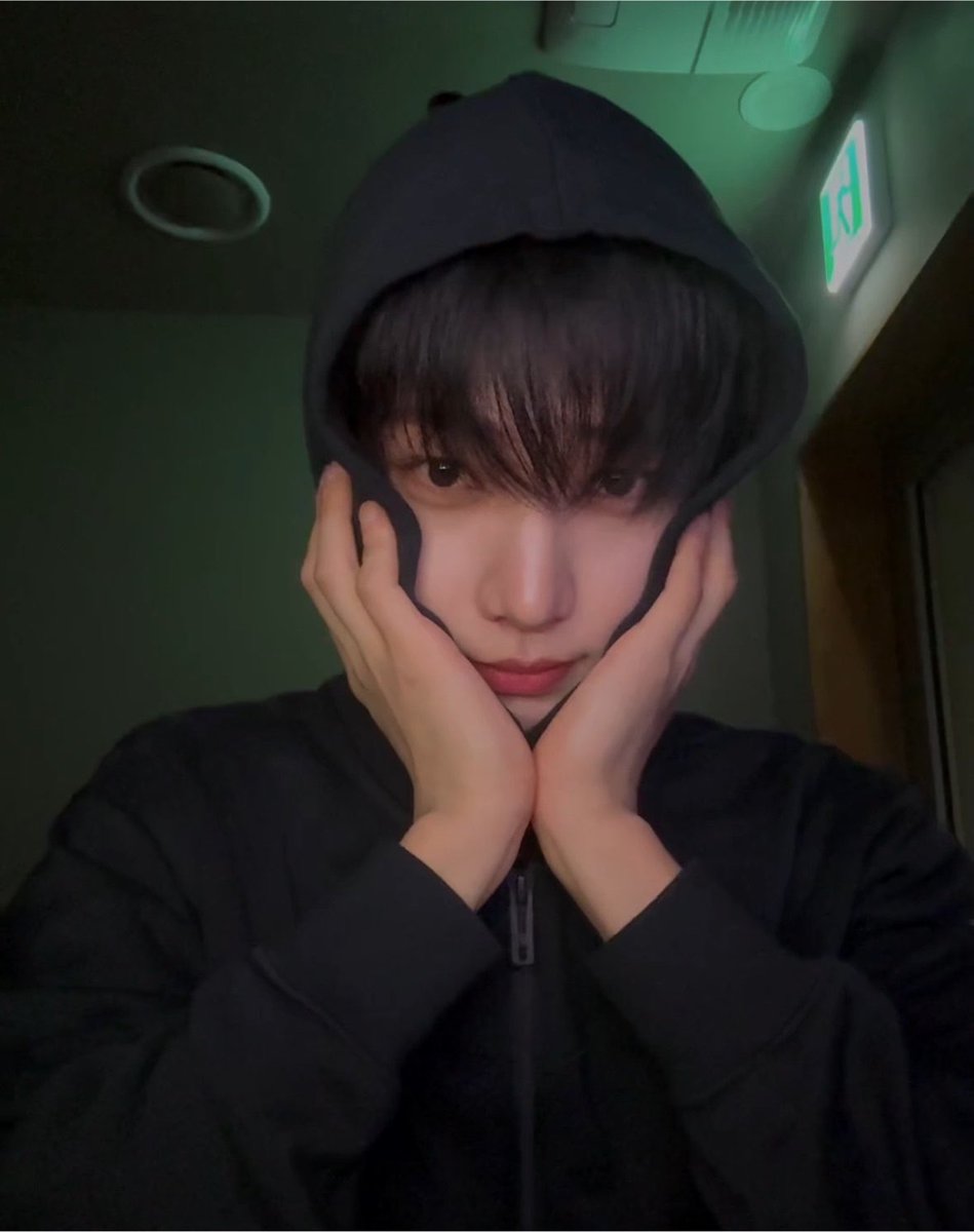 blxu_m4's tweet photo. 스케쥴끝나고 라방켜주는 내츄럴한띵이🫳🏻💕 https://t.co/tH533Da6W6