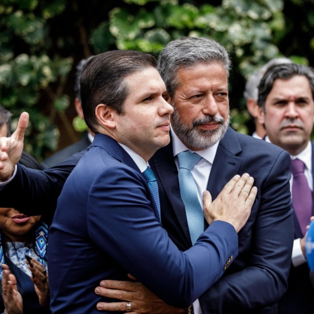 reportersalles's tweet photo. O senador Flávio Bolsonaro declarou apoio a Arthur Lira para o Senado. Entendam o tamanho do problema de Lira ter respaldo do bolsonarismo: 

Arthur Lira:

• Defendeu a manutenção da obrigatoriedade da vacina contra a Covid-19 para crianças.

• Disse que a decisão da Câmara de prender Daniel Silveira “fortalecia a harmonia entre os poderes”.

• Foi responsável pela articulação para eleger Hugo Motta presidente da Câmara.

• Foi peça-chave para a aprovação da reforma tributária do regime Lula.

• Rejeitou o PDL da deputada Júlia Zanatta que revogava a obrigatoriedade da vacina contra a Covid para crianças de seis meses a cinco anos, mantendo a exigência em vigor.

• Autorizou uma sessão solene na Câmara para homenagear os 40 anos do movimento comunista MST.

• Defendeu a aprovação do PL das Fake News, instrumento de censura a conservadores e afirmou que seria um erro se a Câmara não aprovasse o projeto.

• Em 2021, após o STF anular as condenações de Lula na Lava Jato, declarou: "Lula pode até merecer [ser absolvido]. Sérgio Moro, jamais!".