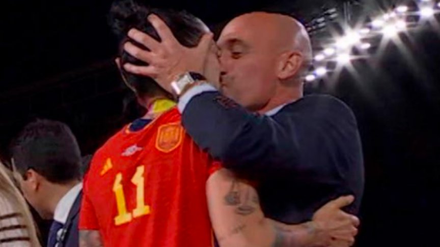 Mohamedlarbi123's tweet photo. Luis Rubiales🇪🇸🗣
"L’Espagne doit se retirer de la candidature si la finale est attribuée 
au Maroc" 🤯

✅️ Il est ironique qu'un ancien dirigeant dont le mandat s'est achevé dans le scandale et la contestation tente aujourd'hui de dicter des conditions ou de donner des leçons sur la gestion d'un événement sportif d'une telle envergure internationale.

✅️En agitant la menace d'un retrait sur la base de la localisation de la finale, Rubiales semble céder à une rhétorique nationaliste étroite, cherchant à raviver des rivalités plutôt qu'à saluer la dynamique de développement et de modernité qu'incarne l'organisation conjointe, notamment avec les infrastructures de premier plan développées au Maroc, dont notamment le futur plus grand stade au monde de Casablanca. 

✅️Ces propos reflètent davantage une tentative d'exister médiatiquement et de raviver des polémiques stériles qu'une contribution sérieuse ou constructive à l'avenir de ce Mondial historique