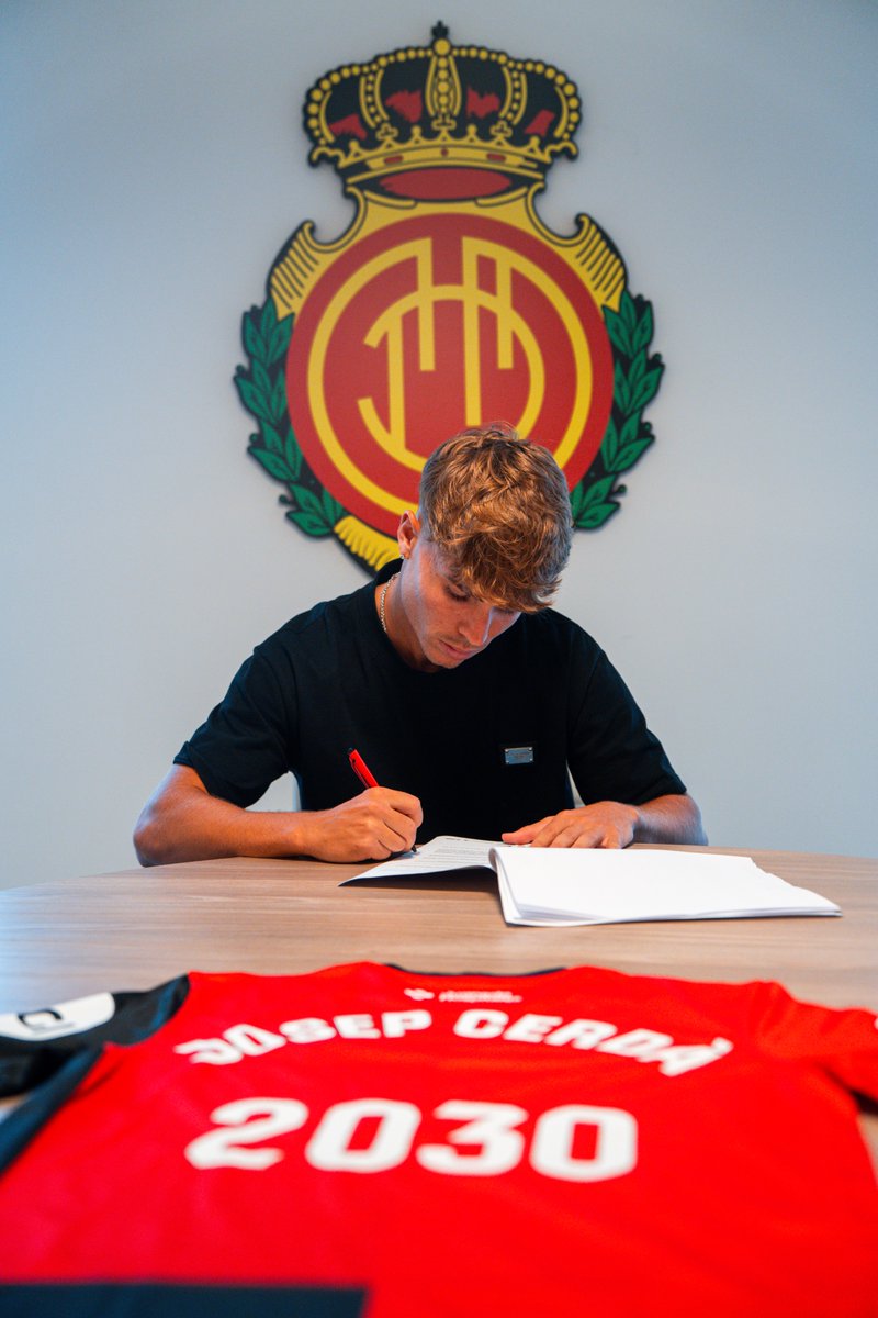 RCD_Mallorca's tweet photo. Volia estar aquí i gaudirem molt amb ell ❤️🖤 https://t.co/kw1vMhFZtk