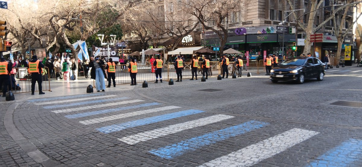 ceferbroddrigue's tweet photo. TEATRO ANTIDISTURBIOS en la Peatonal de #Mendoza https://t.co/SCDY1ql4Fl