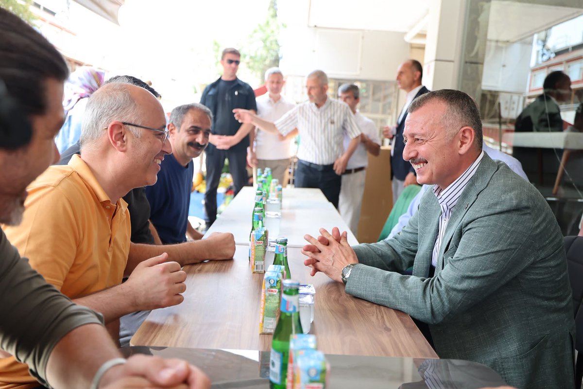 kocaelibld's tweet photo. Büyükşehir Belediye Başkanımız Sayın Tahir Büyükakın, Gebze Osman Yılmaz Mahallesi’nde yer alan Mehmet Akif Ersoy ve Şehit Numan Dede caddelerinde devam eden altyapı ve üstyapı çalışmalarını yerinde inceledi. 

İncelemeleri sırasında bölge esnafımızla da bir araya gelen Başkanımız, yürütülen projeler hakkında bilgi vererek esnafımızın talep ve önerilerini dinledi.

Gebze’mizin en yoğun ulaşım ve ticaret akslarından biri olan bu bölgede;
💧 Toplam 550 metre uzunluğundaki yeni yağmur suyu hattı imalatımızı tamamladık.
🛣️ Şehit Numan Dede Caddesi’nin 460 metrelik bölümünde trimer kazısını bitirerek, yolun PMT ve asfalt serimi için hazırlıklarımıza hız kesmeden devam ediyoruz.

Daha modern ve konforlu bir ulaşım ağı için hemşehrilerimizle iç içe, omuz omuza çalışmaya devam ediyoruz. ✨