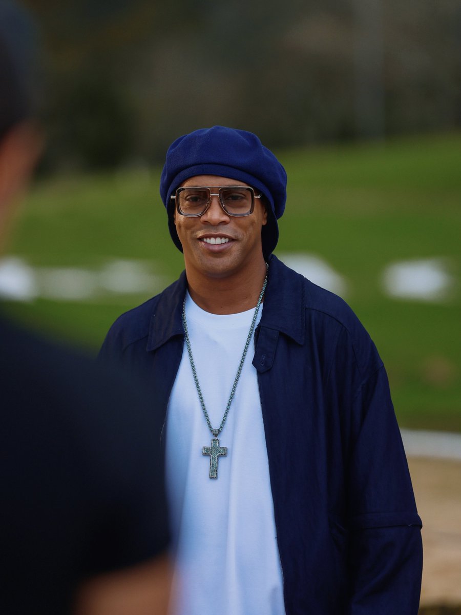 10Ronaldinho's tweet photo. Bora q o trabalho n para!!! Sextou galera 🤙🏾 https://t.co/zo8FIVMhMF
