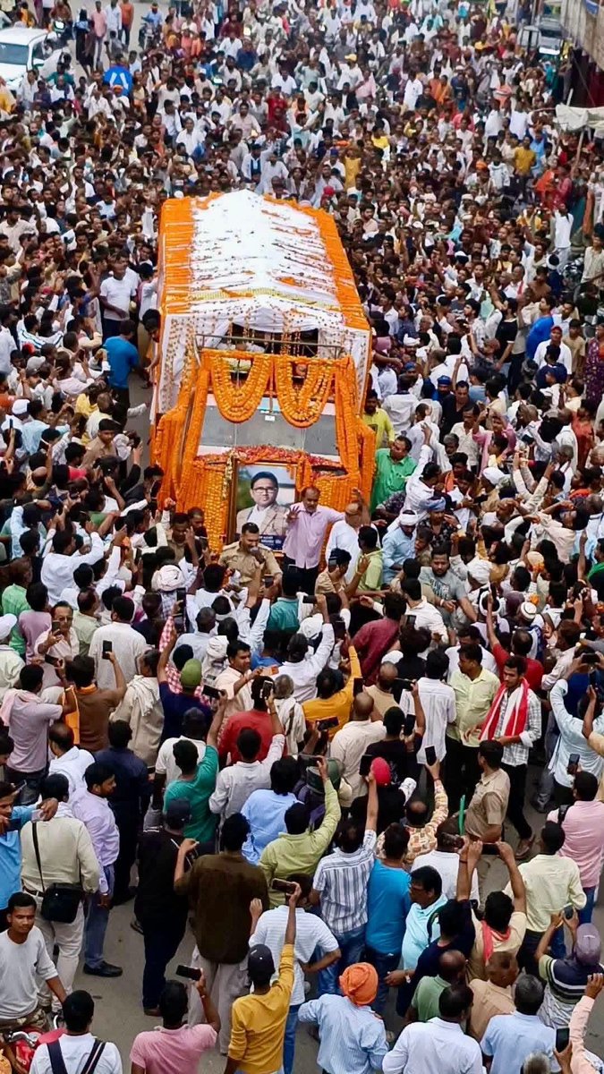 sengarlive's tweet photo. यारों के यार , दोस्तों के दोस्त , जनता के चहेते , घमंडरहित नेता उमाशंकर सिंह जी को बलिया ने दी अंतिम विदाई , शानदार पारी खेलकर पंचतत्व में विलीन हुए उमाशंकर सिंह , शत शत नमन 🙏 https://t.co/t96P8oAxud