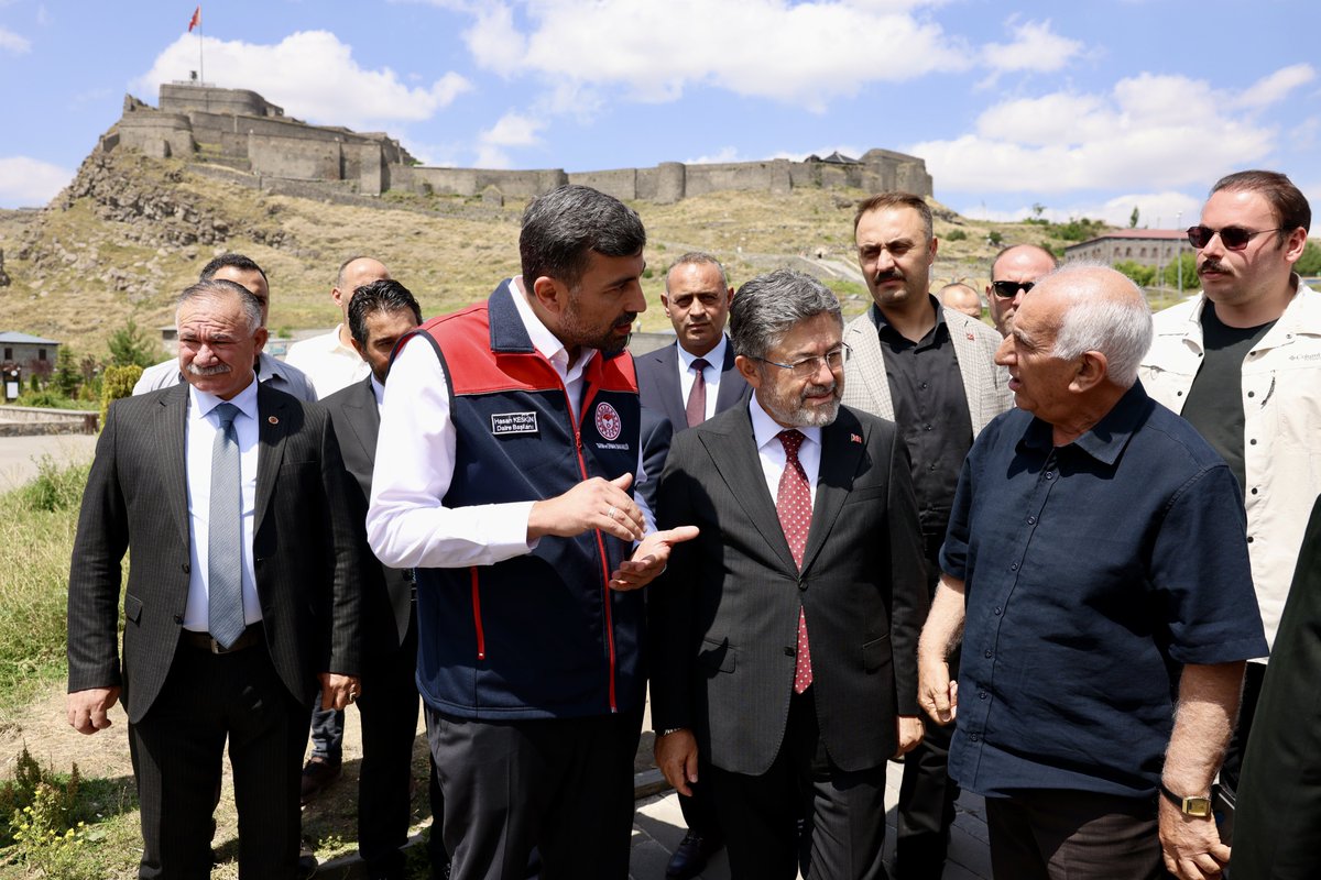 ibrahimyumakli's tweet photo. 🫂🇹🇷 Anadolu'ya gelen ilk gönül erlerinden Ebul Hasan Harakânî Hazretlerinin manevi gölgesinde Karslı vatandaşlarımızla bir araya geldik. https://t.co/mOU7o4nqOl