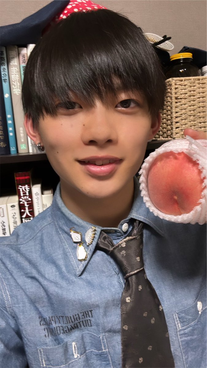 3_fufufu3's tweet photo. バイト終わった‼️塾の生徒から桃貰った‼️嬉しい‼️やばい‼️🍑🍑🍑🍑🍑 https://t.co/d7N2qSBjEv