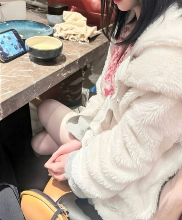 Cindy_Calderon's tweet photo. 跟男的一起吃饭就别老玩手机啦 尤其是穿着白衣服的时候 特别容易溅上油渍 哎呀太尴尬了 还是赶紧回家吧 https://t.co/FV45lguHiX