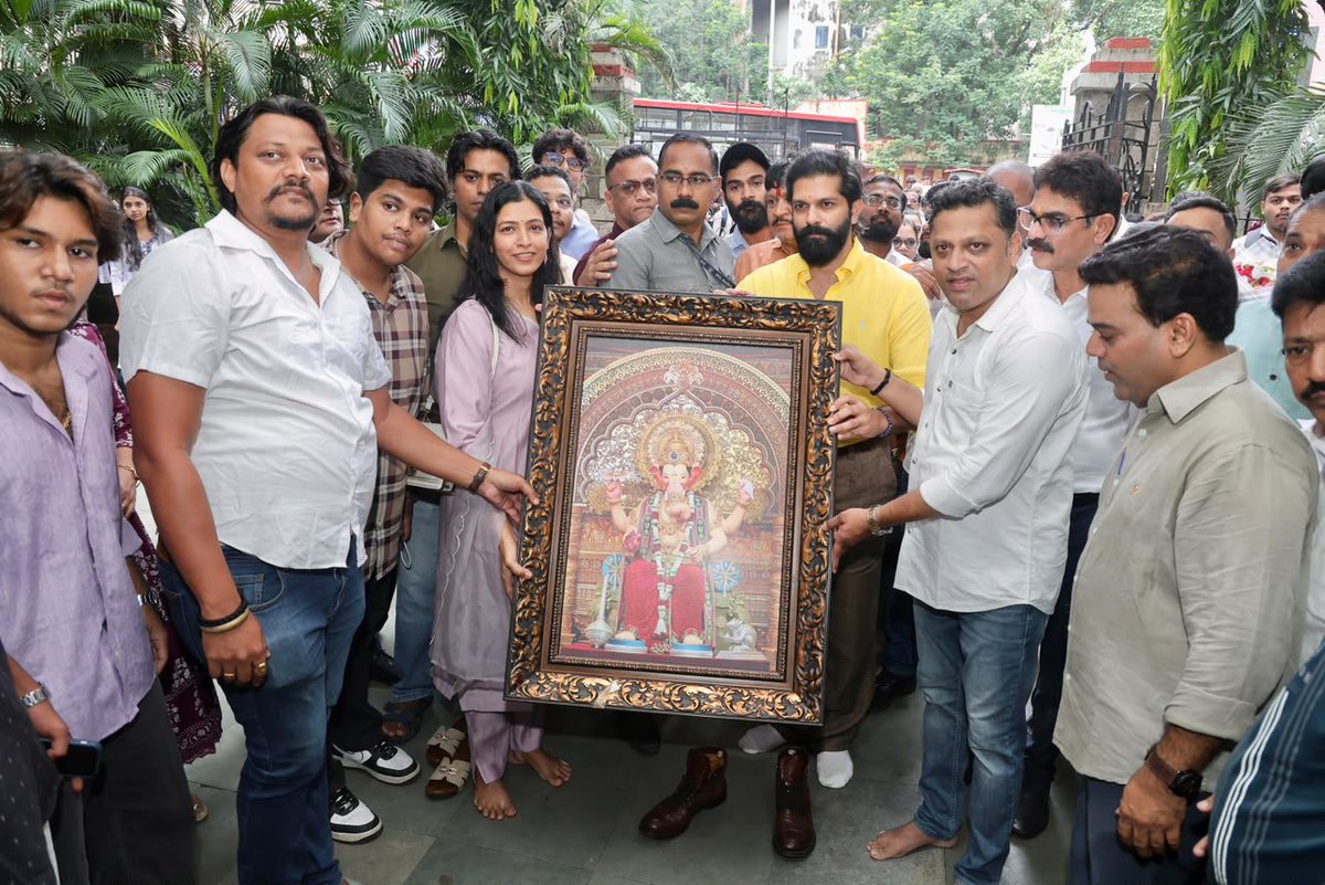amitrthackeray's tweet photo. महाराष्ट्र नवनिर्माण विद्यार्थी सेनेची सदस्य नोंदणी सध्या राज्यभरात पूर्ण ताकदीने सुरू आहे. याच निमित्ताने आज दक्षिण मुंबईतील विविध महाविद्यालयांना भेटी देऊन तिथल्या नोंदणी अभियानाचा आढावा घेतला.

महर्षी दयानंद महाविद्यालय, महाराष्ट्र कॉलेज, एल्फिंस्टन कॉलेज, भवन्स कॉलेज आणि लाला लजपतराय महाविद्यालय... या सर्व ठिकाणी सदस्य नोंदणीला आणि युनिट उद्घाटनाला विद्यार्थ्यांचा अभूतपूर्व प्रतिसाद मिळत आहे!
हा मिळणारा प्रतिसाद म्हणजे सध्याच्या शिक्षणव्यवस्थेवर नाराज असलेल्या तरुणाईचा आवाज आहे. परीक्षांचे रखडलेले निकाल असोत, ॲडमिशनमधला सावळागोंधळ असो की पायाभूत सुविधांची कमतरता... आजचा तरुण या बिघडलेल्या व्यवस्थेला कंटाळला आहे आणि त्याला यात बदल घडवून आणायचा आहे.

महाराष्ट्र नवनिर्माण विद्यार्थी सेनेचा सदस्य होणे म्हणजेच या चुकीच्या सिस्टीमला थेट आव्हान देणे आणि ती बदलेपर्यंत लढत राहणे! हाच विचार मनात ठेवून आज महाराष्ट्रातील तरुण आमच्या पाठीशी खंबीरपणे उभा राहत आहे.

या भेटीदरम्यान केवळ विद्यार्थीच नाही, तर तिथे कार्यरत असलेल्या प्राध्यापक आणि शिक्षकांशीही संवाद साधला. शिक्षणव्यवस्थेतील सध्याच्या अडचणी आणि त्यावर काय उपाययोजना करता येतील, यावर चर्चा झाली.

महाराष्ट्र नवनिर्माण विद्यार्थी सेना ही महाराष्ट्रातील प्रत्येक विद्यार्थ्याला न्याय मिळवून देण्यासाठी सदैव कार्यरत होती, आहे आणि यापुढेही खंबीरपणे कार्यरत राहील! विद्यार्थ्यांच्या हक्कासाठी, आणि त्यांच्यावरील अन्यायाविरोधात आमचा हा लढा असाच सातत्याने सुरू राहील.