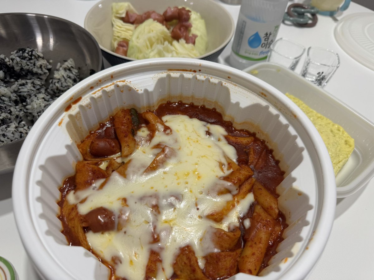 TodayDelight's tweet photo. 엽떡 결국 못참고..
양배추랑 소시지는 집에서 추가하는거 국룰이쥬
다들 불금 보내세요!!!☺️ https://t.co/Tl9kDOEQfN